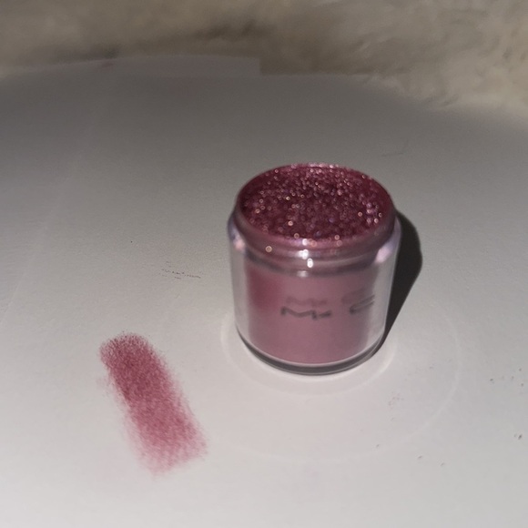 MAC Pigment “Fuchsia” - Picture 2 of 4
